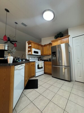 Private kitchen - Perfect 3-bedroom house with AC in quaint Port Charlotte (Port Charlotte)