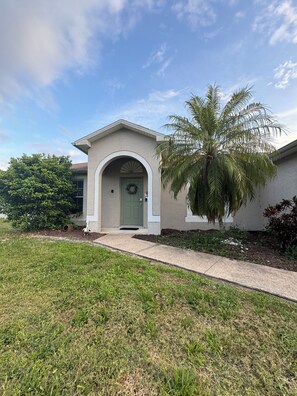 Exterior - Perfect 3-bedroom house with AC in quaint Port Charlotte (Port Charlotte)
