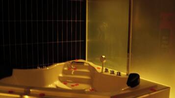 经典双人房, 1 张特大床, 无烟房 | 深泡浴缸