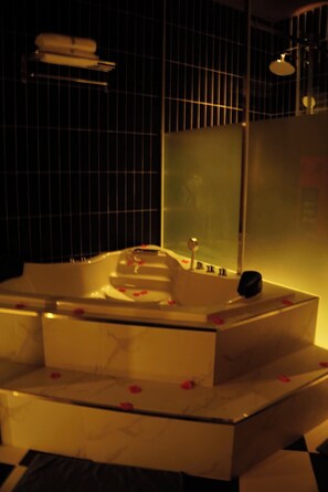 Classic Double Room, 1 King Bed, Non Smoking | Deep-soaking bathtub - 6 SENSES HOTEL (Ha Noi)