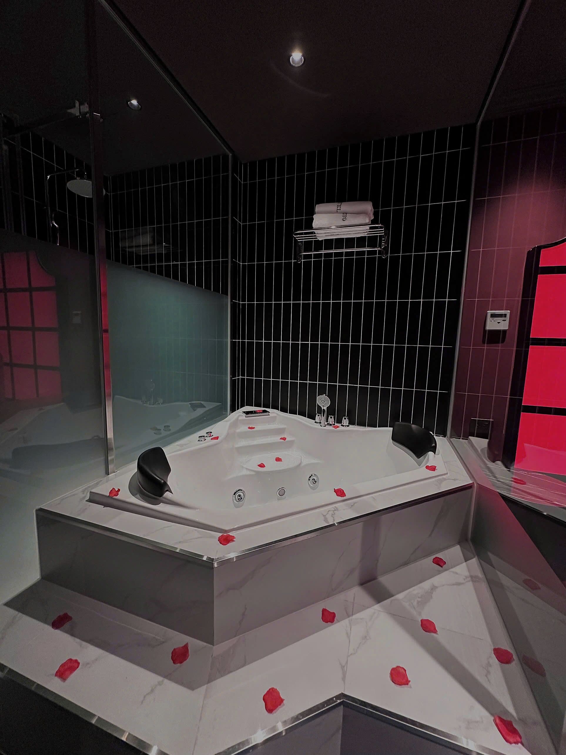 Luxury Double Room, 1 King Bed, Non Smoking | Deep-soaking bathtub