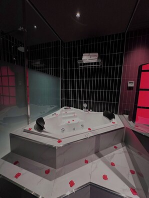 Luxury Double Room, 1 King Bed, Non Smoking | Deep soaking bathtub - 6 SENSES HOTEL (Ha Noi)