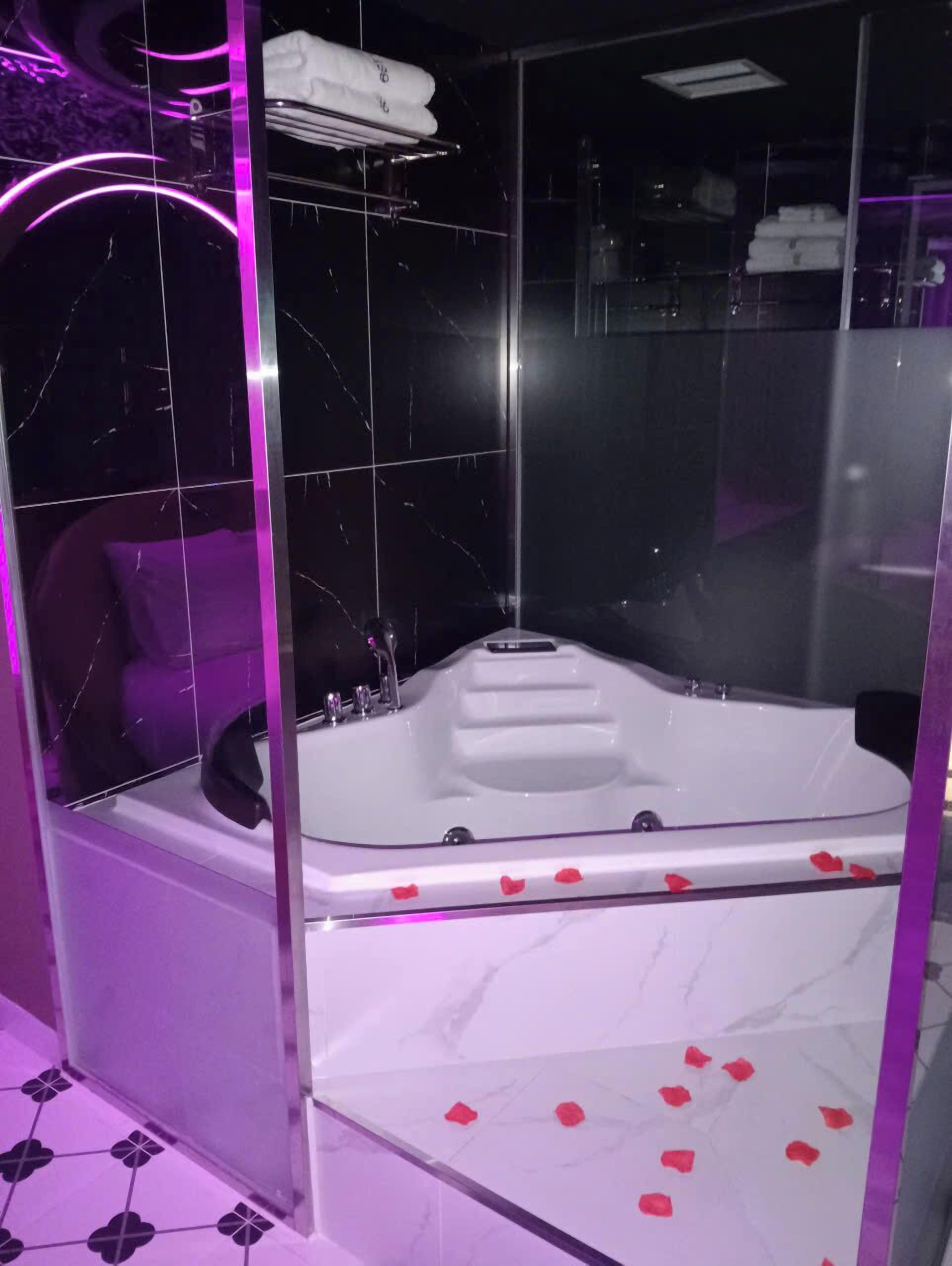 Luxury Double Room, Non Smoking, City View | Bathroom | Hair dryer, bathrobes, slippers, towels