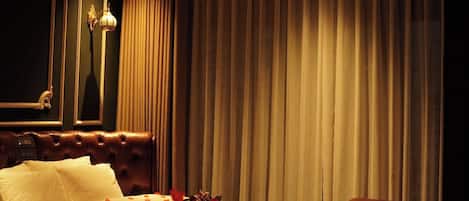 Classic Double Room, 1 King Bed, Non Smoking | Desk, free WiFi