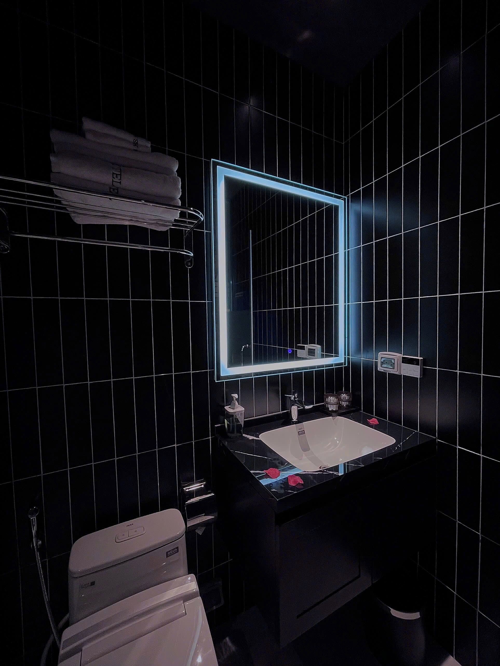 Quarto casal superluxo, para não fumantes, vista para a cidade | Banheiro | Secador de cabelo, roupões de banho, chinelos, toalhas de banho