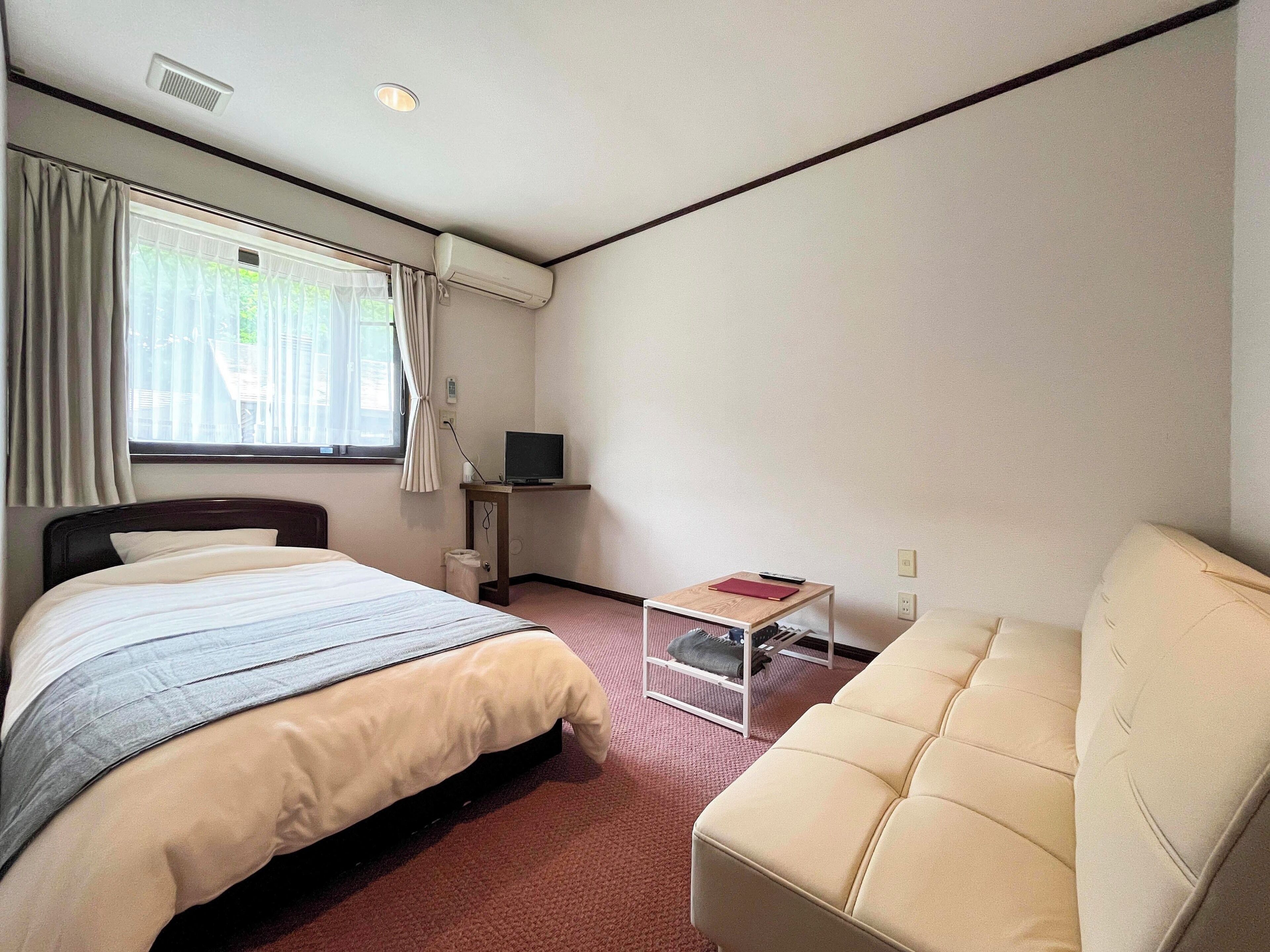 Twin Room, Shared Bathroom | Free WiFi, bed sheets