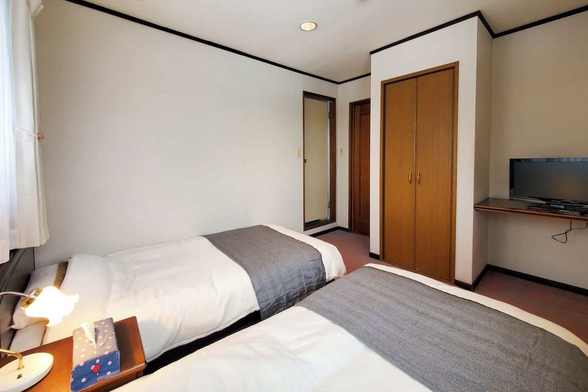 Habitación con 2 camas individuales, baño compartido | Wifi gratis