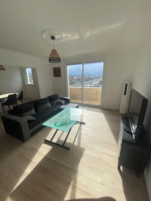 Living area - Apartment in Auch with breathtaking views of the Pyrenees (Auch)
