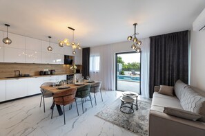 TV - Modern vacation home Izzy - quiet location and close to the beach (Kaštel Štafilić)