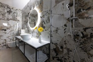 Haartrockner, Handtücher, Seife, Toilettenpapier