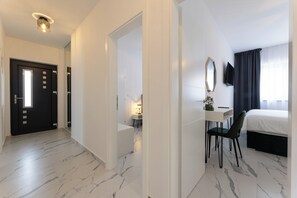 3 bedrooms, iron/ironing board, free WiFi, bed sheets - Modern vacation home Izzy - quiet location and close to the beach (Kaštel Štafilić)