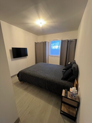 4 bedrooms, iron/ironing board, free WiFi, bed sheets