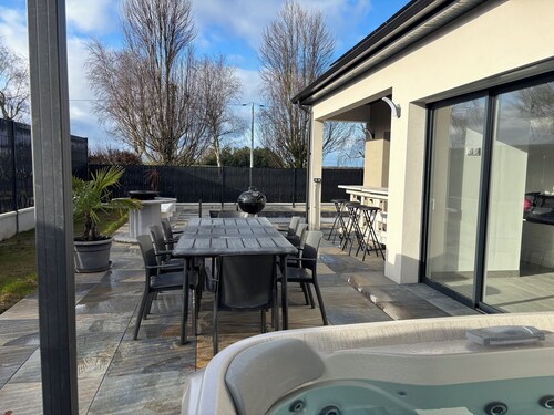 Single-storey villa 4 bedrooms swimming pool jacuzzi petanque court