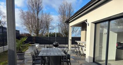 Single-storey villa 4 bedrooms swimming pool jacuzzi petanque court