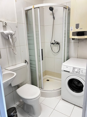 Basic-Apartment | Badezimmer | Dusche, kostenlose Toilettenartikel, Haartrockner, Handtücher
