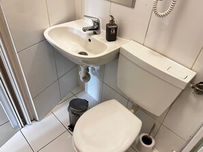 Basic-Apartment | Badezimmer | Dusche, kostenlose Toilettenartikel, Haartrockner, Handtücher