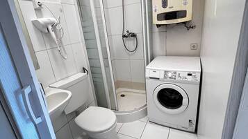 Basic-Apartment | Badezimmer | Dusche, kostenlose Toilettenartikel, Haartrockner, Handtücher
