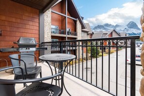 Outdoor dining - Newly renovated Haven in Rockies with  Hot Tub & Pool (Canmore)