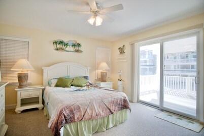 Delightful 4-bedroom townhome with AC in Sea Isle City