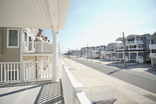 Delightful 4-bedroom townhome with AC in Sea Isle City