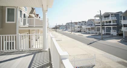 Delightful 4-bedroom townhome with AC in Sea Isle City