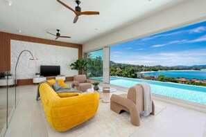 Vila superluxo, 4 quartos, piscina particular, vista para o mar | Área de estar | TV de tela plana