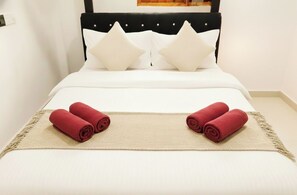 Desk, iron/ironing board, free WiFi, bed sheets - Yala Eagle Nest (Tissamaharama)
