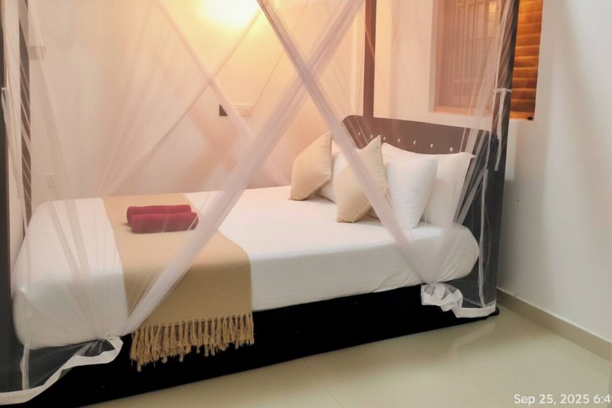 Een bureau, een strijkplank/strijkijzer, gratis wifi, beddengoed