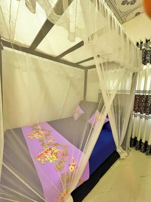 Meja kerja, setrika/meja setrika, dan Wi-Fi gratis