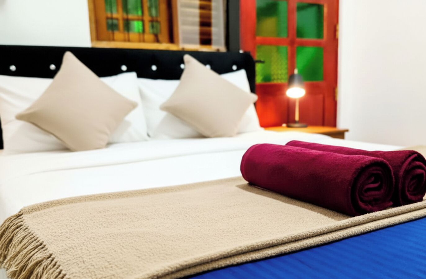 Een bureau, een strijkplank/strijkijzer, gratis wifi, beddengoed