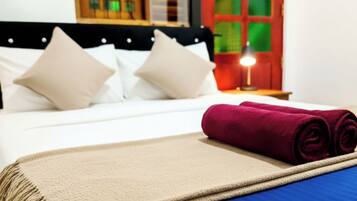 Een bureau, een strijkplank/strijkijzer, gratis wifi, beddengoed