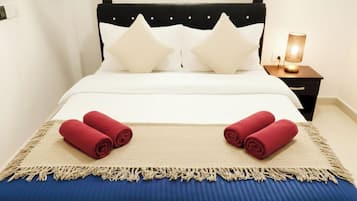 Escritorio, tabla de planchar con plancha, wifi gratis y ropa de cama