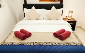 Desk, iron/ironing board, free WiFi, bed sheets - Yala Eagle Nest (Tissamaharama)