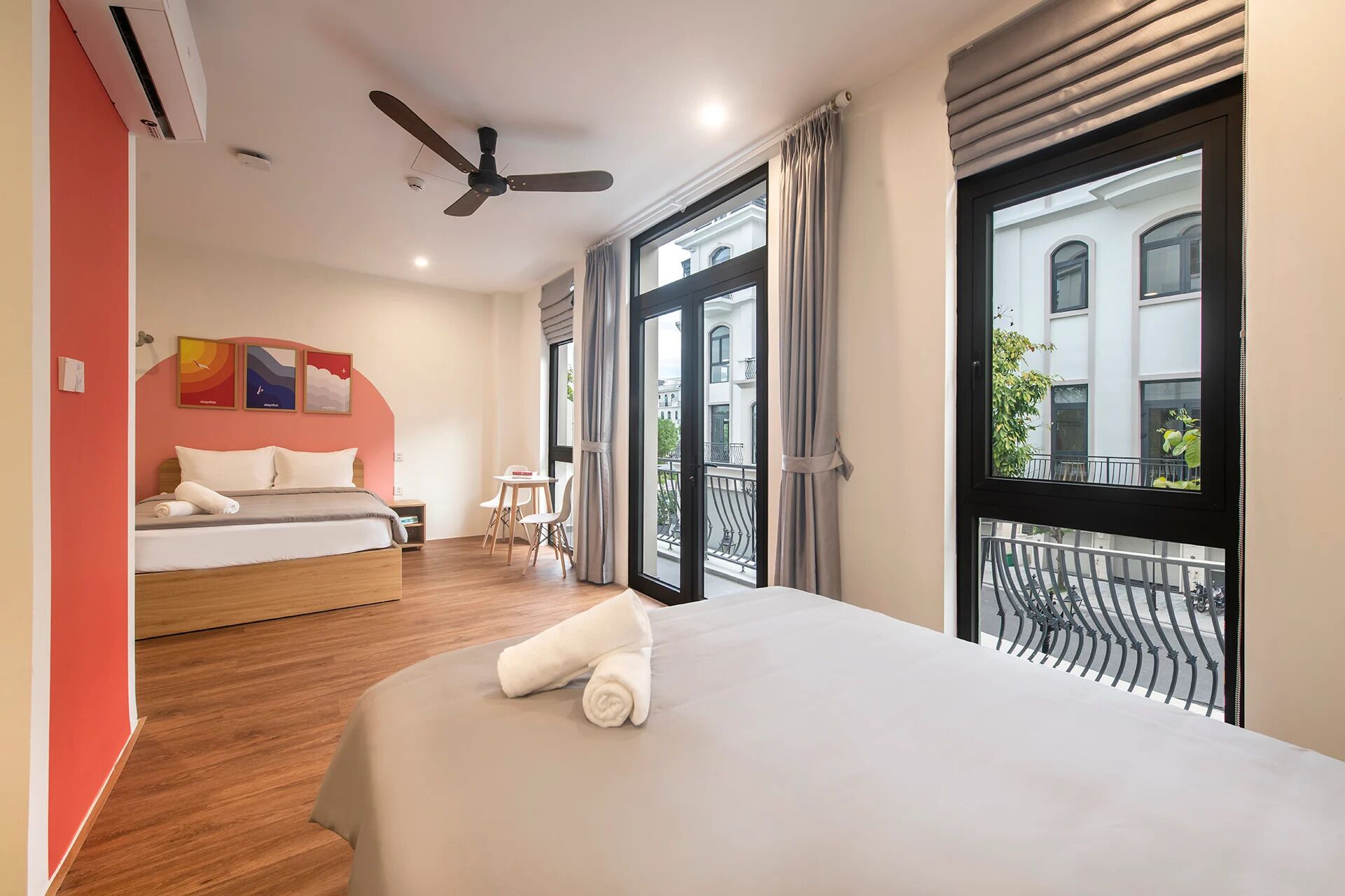 Bureau, espace de travail pour ordinateur portable, Wi-Fi gratuit