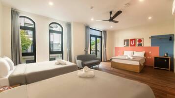 Bureau, espace de travail pour ordinateur portable, Wi-Fi gratuit