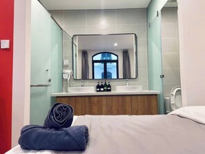 Doccia, asciugacapelli, asciugamani, sapone