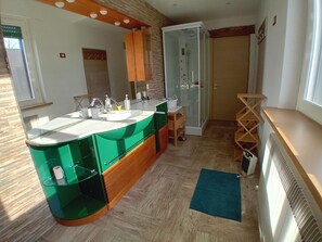 Douche, sèche-cheveux, bidet, serviettes fournies