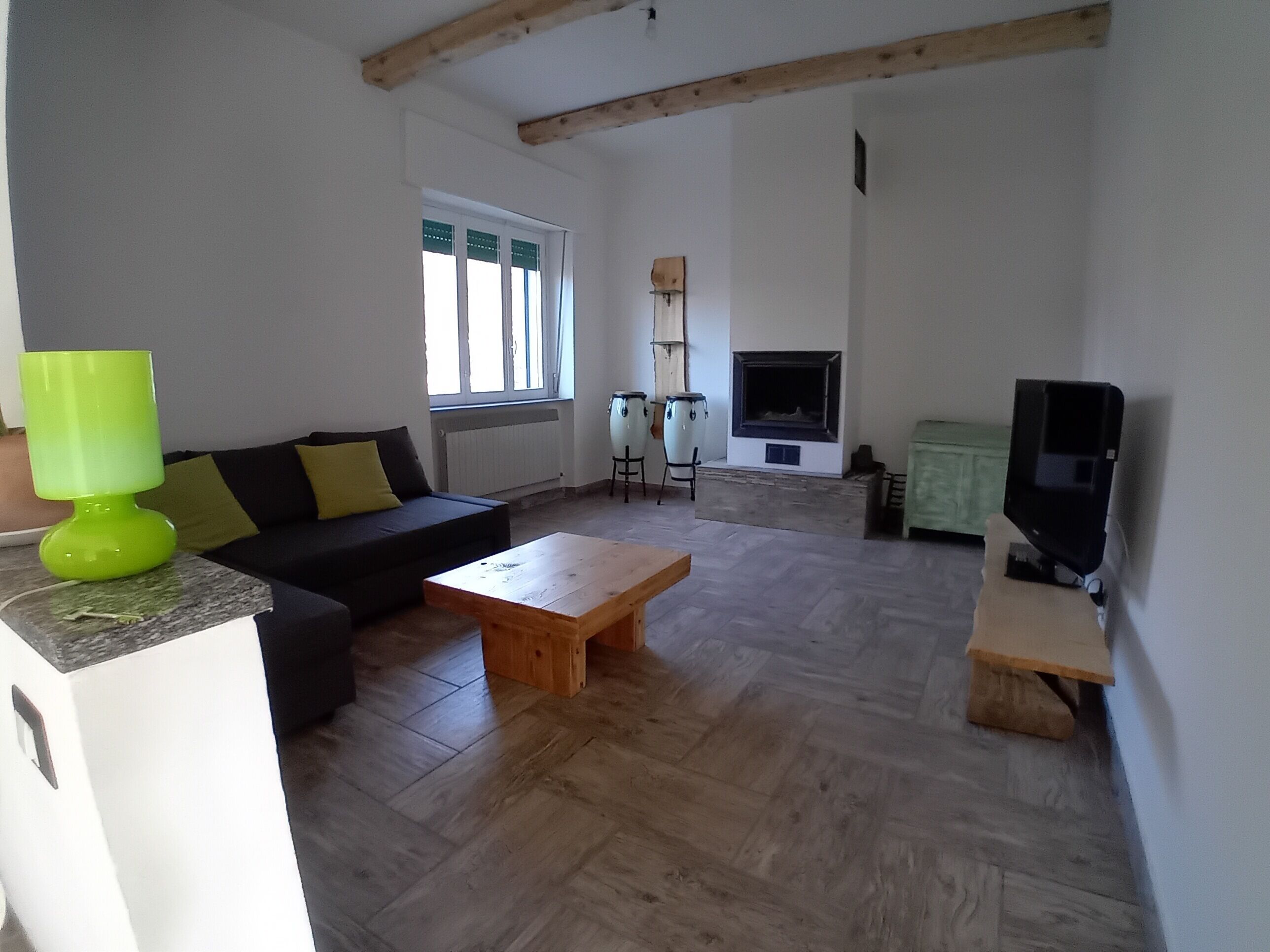 Una Smart TV, una chimenea