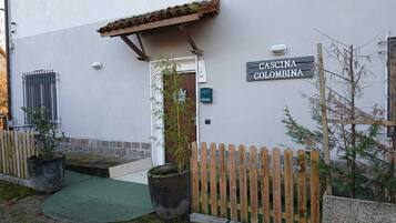 A building with a sign reading "GASCINA COLOMBIA".
