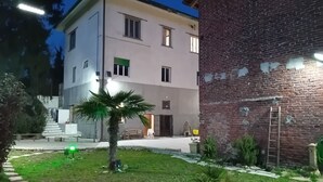 A two-story building with a brick facade and a flat roof. - At 9 minutes from Milan Malpensa I rent bed with breakfast, pets allowed (Oleggio)