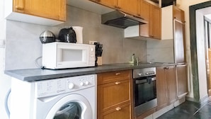 Private kitchen - Charming 2BR Apt Near Meidling Station (Vienna)