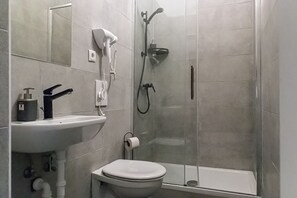 Basic-Apartment | Badezimmer | Dusche, kostenlose Toilettenartikel, Haartrockner, Handtücher