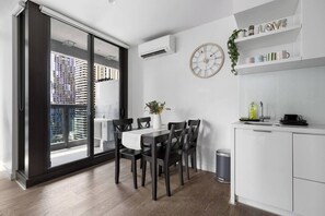 Dining - CBD stay near Melbourne Central - Free Parking (Melbourne)