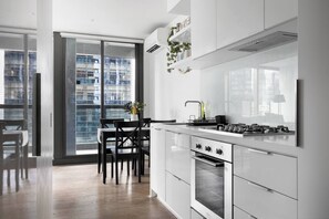 Fridge, microwave, oven, stovetop - CBD stay near Melbourne Central - Free Parking (Melbourne)