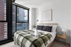 Tabla de planchar con plancha, wifi y ropa de cama 
