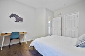 Een strijkplank/strijkijzer, wifi, beddengoed