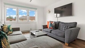 Living area - New! Spacious 3BR Flat in East London,7min to Tube (Greater London)