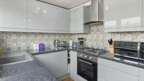 Private kitchen - New! Spacious 3BR Flat in East London,7min to Tube (Greater London)