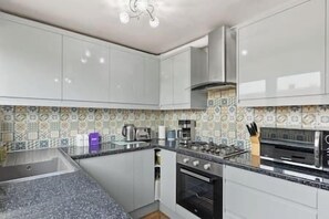 Fridge, microwave, oven, stovetop - New! Spacious 3BR Flat in East London,7min to Tube (Greater London)