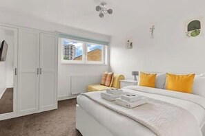 Iron/ironing board, WiFi, bed sheets - New! Spacious 3BR Flat in East London,7min to Tube (Greater London)